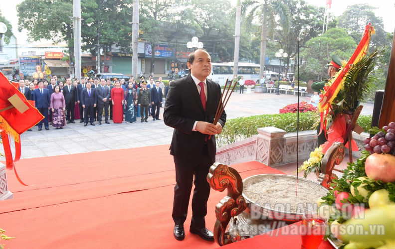 Đồng chí Nguyễn Quốc Đoàn, Bí thư Tỉnh ủy kính cẩn dâng hương trước khuôn viên Chủ tịch Hồ Chí Minh