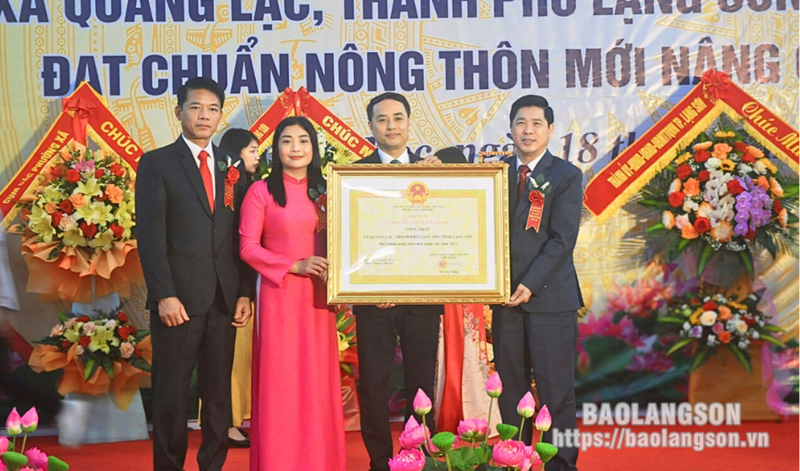 Thừa ủy quyền của Chủ tịch UBND tỉnh, lãnh đạo Sở Nông nghiệp và Phát triển nông thôn trao bằng công nhận xã đạt chuẩn NTM nâng cao năm 2023 cho đại diện xã Quảng Lạc