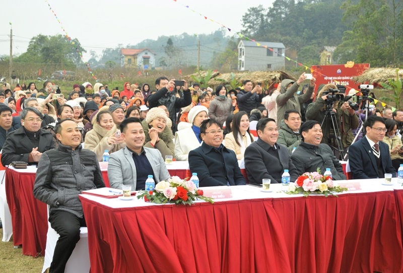 Các đại biểu tham dự lễ khai mạc Hội chợ hoa đào Quảng Lạc lần thứ VII – năm 2024